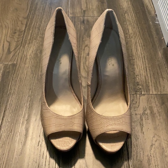 Beige open toe pumps - Picture 2 of 5